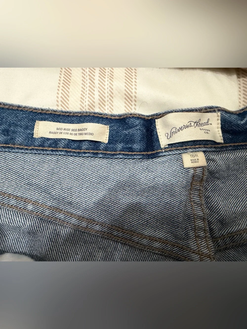 Universal Thread Mid-Rise 90s baggy shorts